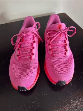 Nike Women’s Vibrant Pink Athletic Running Sneakers